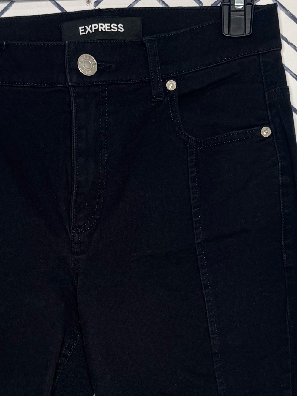 Express Black Kick Flare Jeans Cropped Raw Hem Ruffle Ankle Stretchy Size 2 - Picture 2 of 6